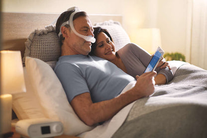 DreamWear Gelkissen-Nasenmaske mit Ausatemventil,  Kopfband und 4 Maskenkissen